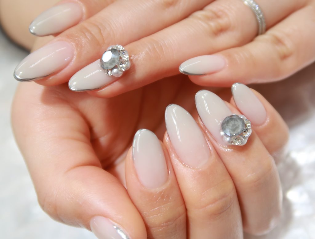 グレーのビジューネイル ネイルサロンnails Qoo