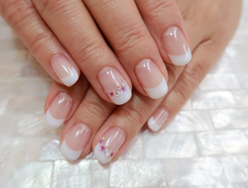 シンプルフラワーネイル ネイルサロンnails Qoo