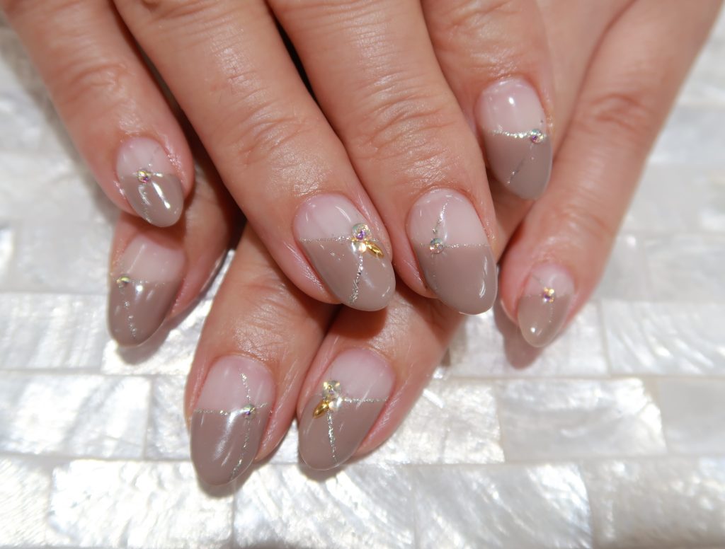 グレージュカラーのネイル ネイルサロンnails Qoo