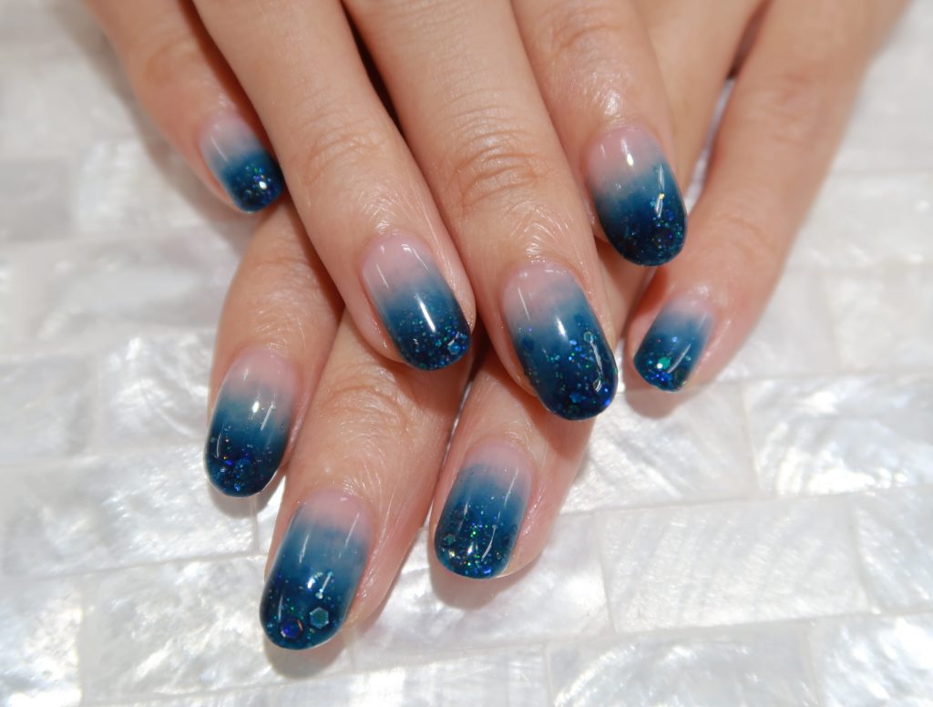 キラキラグラデーション ネイルサロンnails Qoo