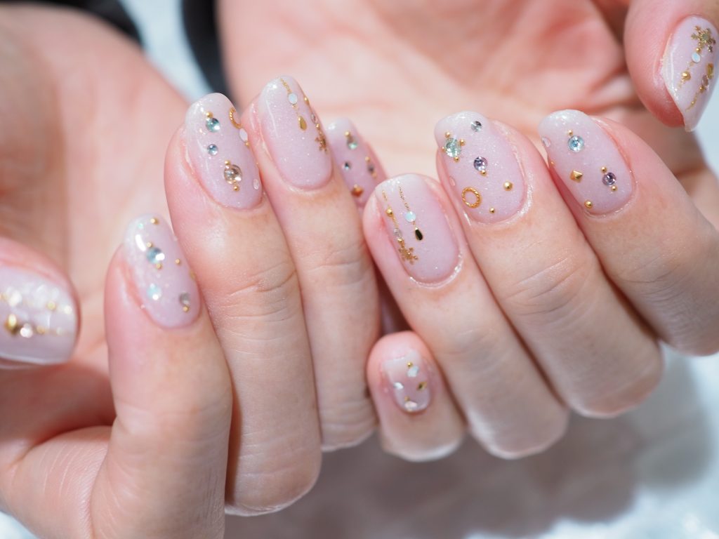 煌びやかなストーンアートネイル｜ネイルサロンnails Qoo